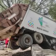 Rescataron al conductor del camión recolector que quedó suspendido en la muralla de contención del Parque Xibi Xibi
