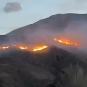 Contuvieron el incendio en Volcán aunque persiste el peligro de que el fuego rebrote