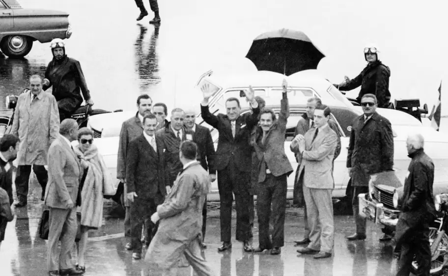 José Ignacio Rucci le sostiene un paraguas a Juan Domingo Perón, recién regresado a la Argentina tras 17 años de exilio