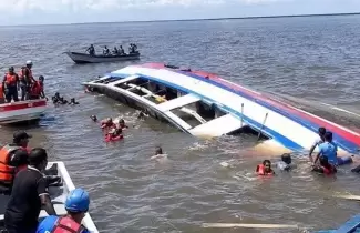 se hundio un ferry en la guyana