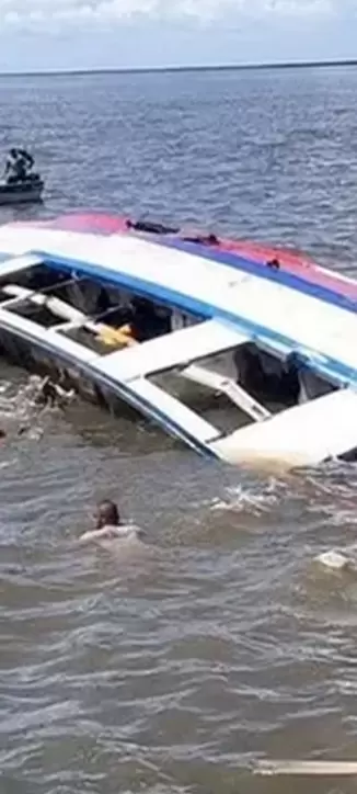 se hundio un ferry en la guyana