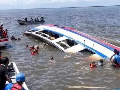 se hundio un ferry en la guyana