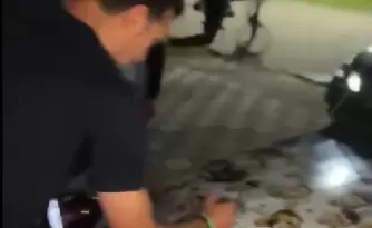 Scaloni autografiando un auto ploteado