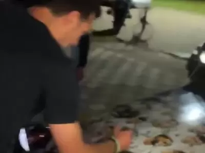 Scaloni autografiando un auto ploteado