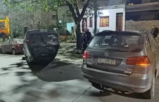 Siniestro vial en barrio Coronel Arias: conduc�a en estado de ebriedad y choc� a un auto estacionado