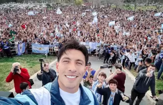 Lisandro Mart�nez reapareci� en su ciudad natal luego de la final y habl� de las Malvinas