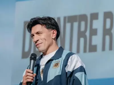 Lo recibi� una multitud: Lisandro Mart�nez reapareci� en su ciudad natal luego de la final y habl� de las Malvinas
