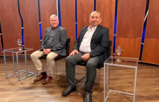Arq. Eduardo Ra�l Caz�n, secretario de Ordenamiento Territorial y H�bitat, y el Arq. Jos� Luis Paiquez, presidente del IVUJ