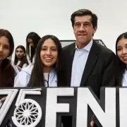 Sadir entreg� camperas a la Comisi�n Estudiantil de la Fiesta Nacional de los Estudiantes