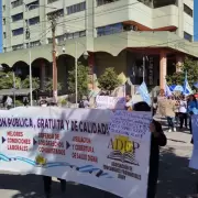 Cientos de docentes participaron de la marcha provincial en reclamo a mejoras salariales